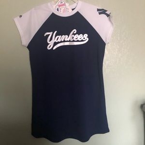 Women’s- Yankees Top -NWT - XL